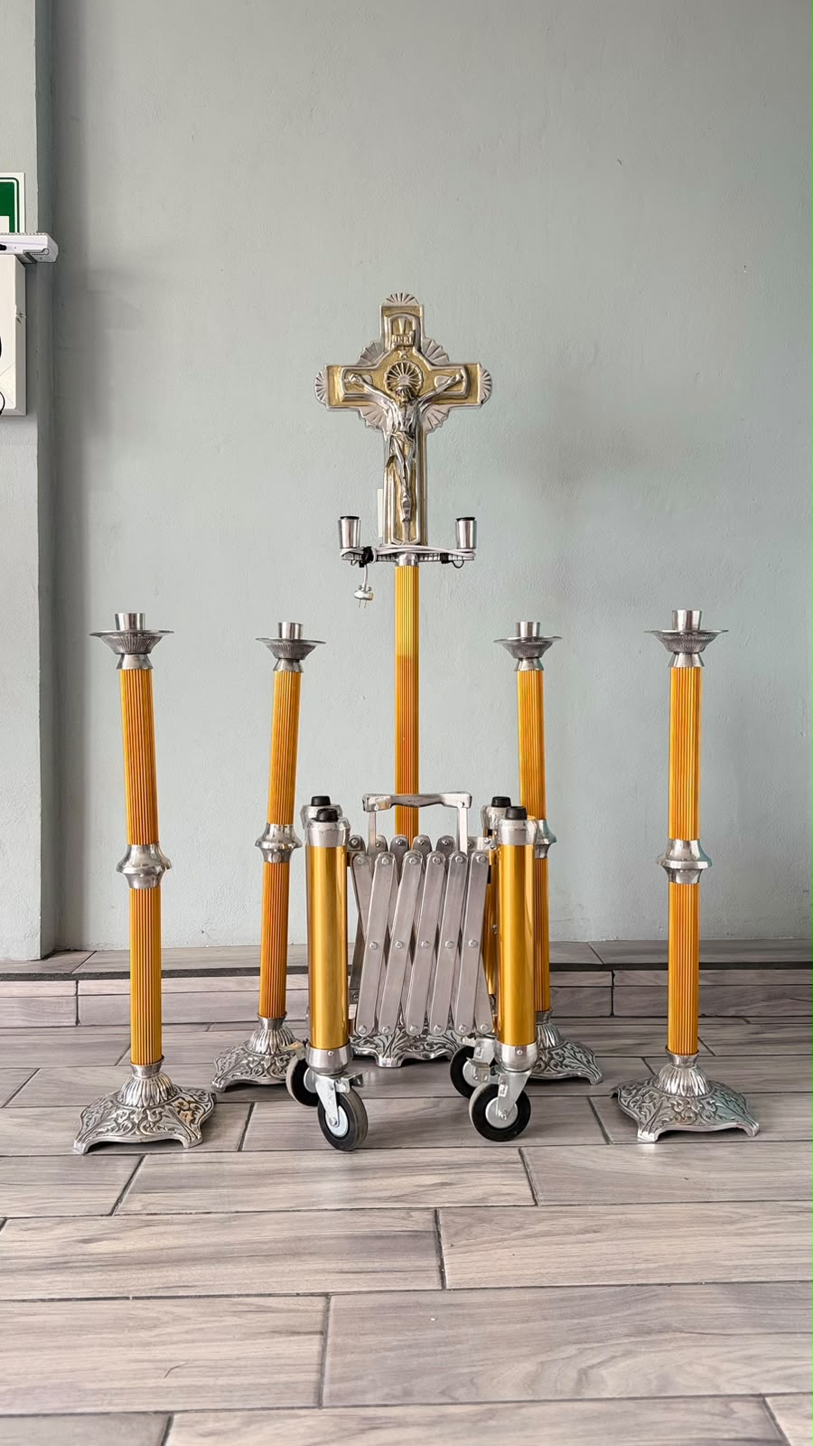 Equipo de velación con crucifijo y cirios